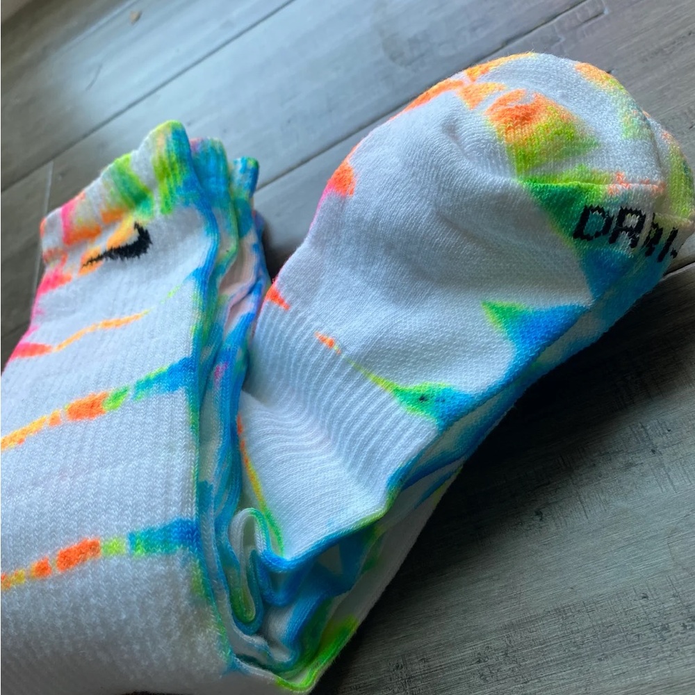 WHITE NIKE UNISEX CREW SOCKS
NEON RAINBOW COLOR TIE-DYE - Picture 3 of 4